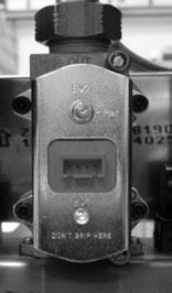 Έλεγχος πίεσης στον καυστήρα στο νερό χρήσης Ανοίξτε την υποδοχή πίεσης στην Εικόνα 7.1 και συνδέστε ένα μανόμετρο. Εικόνα 7.1 Μπείτε στη λειτουργία προγραμματισμού πατώντας ταυτόχρονα για 10 δευτερόλεπτα τα κουμπιά 3, 4 και 5 (Εικόνα 3.