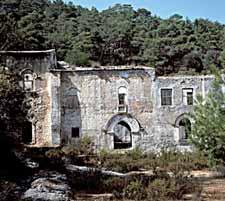 Αρμενομονάστηρο (Μοναστήρι Σουρπ Μαγκάρ) Το μοναστήρι Σουρπ Μαγκάρ (Άγιος Μακάριος) είναι το μοναδικό αρμενικό μοναστήρι στην Κύπρο και ο πιο σημαντικός αρμενικός εκκλησιαστικός χώρος στο
