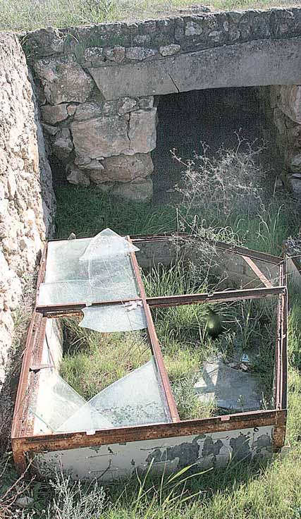 Βασιλικοί Τάφοι - Σαλαμίνα Οι οκτώ αυτοί τάφοι βρίσκονται στη νεκρόπολη κοντά στην αρχαία πόλη της Σαλαμίνας. Είναι κτιστοί τάφοι του 8 ου π.χ. αιώνα (Κυπρο- Αρχαϊκή περίοδος).