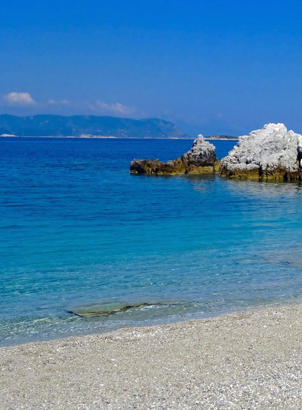 ΣΚΟΠΕΛΟΣ Η Σκόπελος θεωρείται από πολλούς επισκέπτες πως είναι το ωραιότερο νησί των Σποράδων, ή ακόμη και της Ελλάδας, με τεράστιες μπουκαμβίλιες και γλάστρες, γεμάτη από εκκλησίες καλυμμένη με δάση.