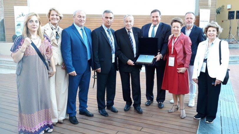 Συνάντηση της ΕΟΕ με τον ΠΣΑΤ Η βράβευση του Gian-Franco Kasper από την Ελληνική Ολυμπιακή Επιτροπή στην Costa Navarino Το βραβείο παρέδωσε στον κ.