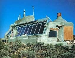 Слика бр 3 Куће "Earthships" и гумени асфалт 3.