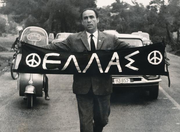 Οι πολλαπλές αναγνώσεις των σημειωτικών κειμένωνη επικοινωνιακή διάσταση της νοηματοδότησης Η ενεργός νοηματοδότηση των σημειωτικών κειμένων εντός της κοινωνικής διάδρασης επικαλείται αφενός μεν το
