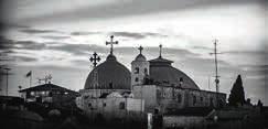 Εντός των τειχών, στην Παλιά Πόλη της Ιερουσαλήμ, ο Ναός της Αναστάσεως οικοδομήθηκε από το Μέγα Κωνσταντίνο και την Αγία Ελένη το 325 μ.χ., περικλείοντας τον Πανάγιο Τάφο και το σημείο της Σταύρωσης στο Γολγοθά.