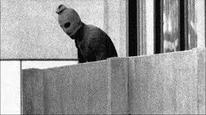 Μόναχο 1972 Η Σφαγή του Μονάχου Μέλη της Ισραηλινής αποστολή έπεσαν θύματα απαγωγής από την παλαιστινιακή οργάνωση «Μαύρος Σεπτέμβρης» Η απαγωγή έληξε με την αποτυχημένη επέμβαση της