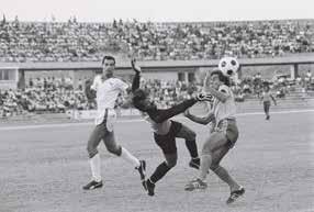 * Φώτο από αγώνα Απόλλων - ΑΠΟΕΛ, το 1982 Από τους πολλούς ποδοσφαιριστές που φόρεσαν τη φανέλα της ομάδας μας και