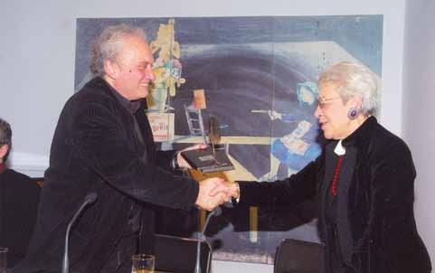Από την απονομή του ετήσιου βραβείου «Διδώ Σωτήριου» της Εταιρείας Συγγραφέων στον Εμμανουήλ Κριαρά. Η Γραφείο Τύπου και Πληροφοριών απονομή έγινε από τον Πρόεδρο της Εταιρείας κ. Αλέξη Ζήρα.