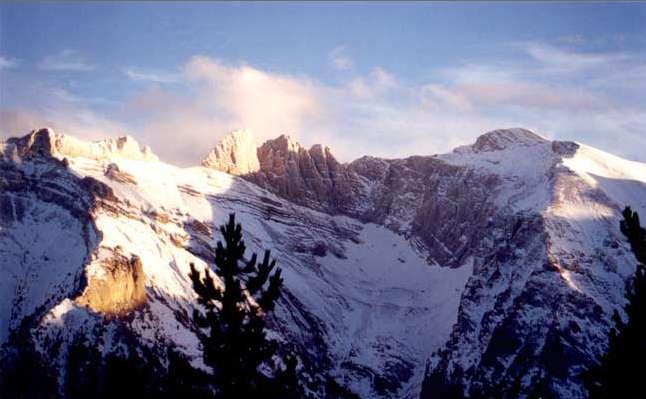 52 κορυφές υψώνονται από τα 760 μ. (Παλαιόκαστρο) μέχρι τα 2.