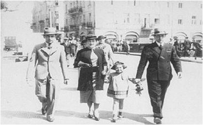 Φωτογραφία μιας εβραϊκή οικογένειας που περπατά στο δρόμο. Πολωνία, 16 Μαΐου 1935. Οι Εβραίοι της ανατολικής Ευρώπης ζούσαν μια ξεχωριστή ζωή ως μειονότητα μέσα στον πολιτισμό της πλειονότητας.