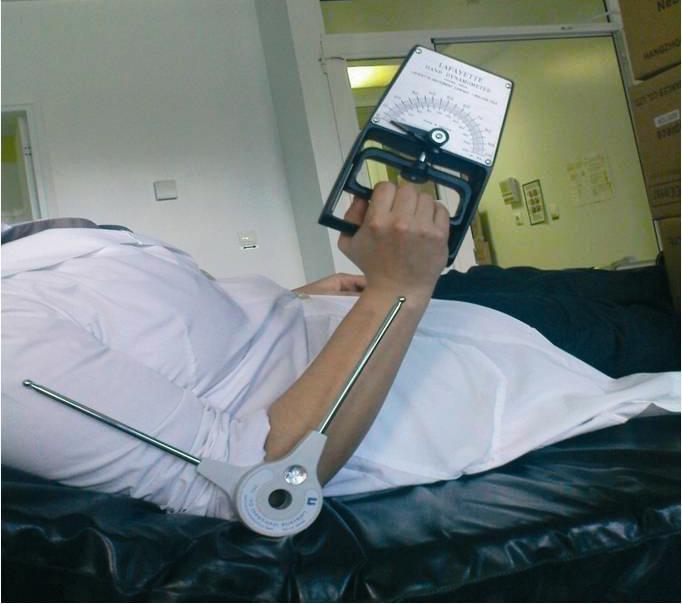 ΕΙΔΙΚΟ ΜΕΡΟΣ... Εικόνα 3. Απεικονίζεται η διαδικασία της δυναμομέτρησης χειρός. Η μέτρηση γίνονταν ανά 7 ημέρες στο κρεβάτι του ασθενούς σε καθιστή θέση με γωνία μέσης 140 ο και γωνία χειρός 90 ο.
