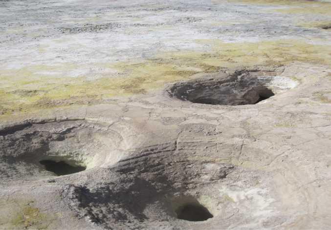Εικόνα 4: Σημεία διαφυγής αερίων στον πυθμένα του Κρατήρα Στέφανου 2.3.
