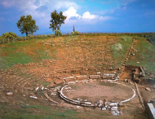 Το θέατρο της αρχαίας Στράτου βρίσκεται στο ανατολικό τμήμα της αρχαίας πόλης και χρονολογείται στο τέλος του 4 ου αιώνα π.χ.. Αποτελεί το μεγαλύτερο, από τα πέντε έως σήμερα αποκαλυφθέντα, θέατρο του νομού αφού η χωρητικότητά του είναι περίπου 6.
