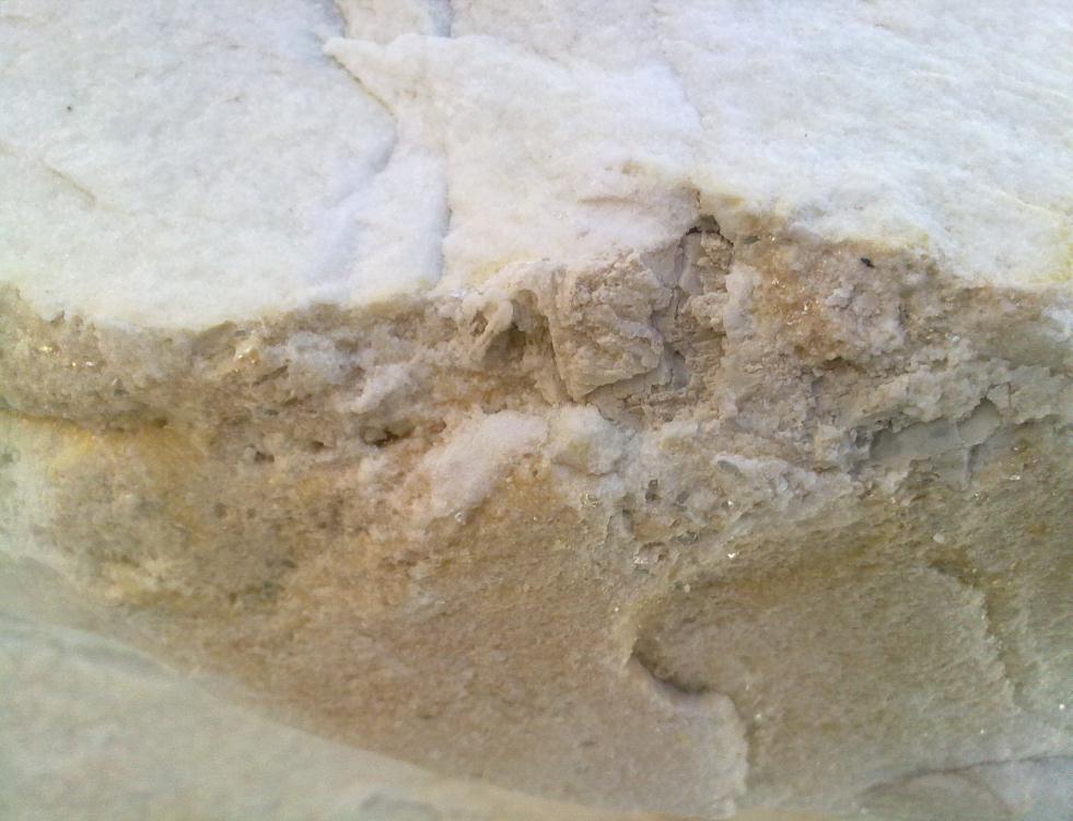 Slika 25. Dolomit vo mermerna masa, dolomitskite zrna se so golemina od 0.2-0.3 mm i do 0.4-0.5 mm, retko pogolemi Figure 25. Dolomite in marble mass, Dolomite grain have size of 0.2-0.3 mm to 0.4-0.5 mm and rarely are more bigger.
