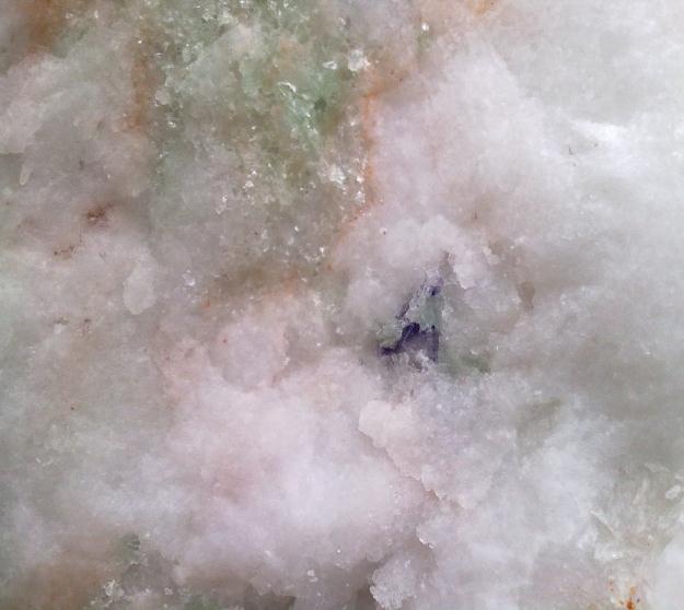 Fluorite in the marble mass Foto: Ilijevski, 2010 Rutilot e TiO 2. Kristalizira tetragonalno.