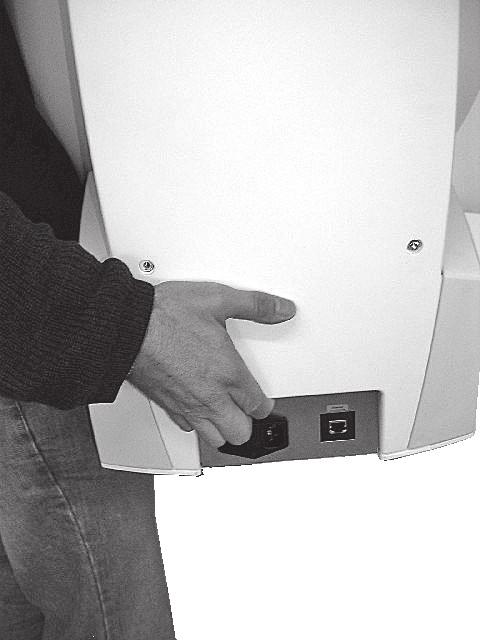 β) Σταθείτε μπροστά από τη συσκευή, κρατείστε τον θόλο με τα δύο χέρια και σηκώστε τη συσκευή (εικόνα 7-1) ή HAAG STREIT AG, 3098 Koeniz, Switzerland -