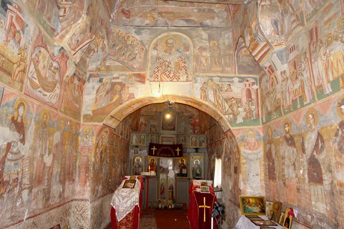 Сл. 1 Црковен ентериер (з.-и.