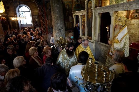 Επικοινωνία: Ταχυδρομική Διεύθυνση: Καπνικαρέας 10, Πλατεία Καπνικαρέας Αθήνα Τηλέφωνο: 210-3224462 210-727 5764 Πρόκειται για Βυζαντινό Ναό, το αρχικό κτίσμα του οποίου είναι ο σταυροειδής Ναός μετά