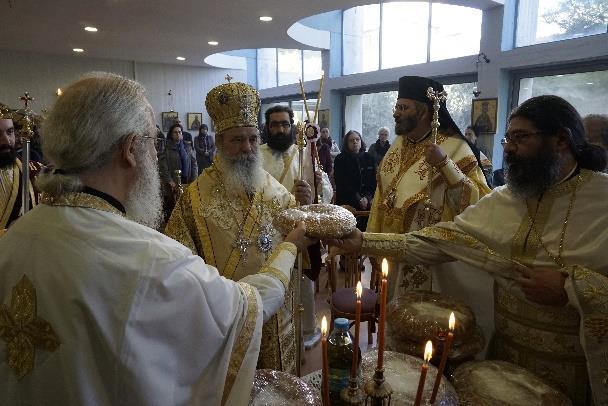 Παρεκκλήσιο Θεολογικής Σχολής Το παρεκκλήσιο, το οποίο τιμάται στο όνομα του Αποστόλου Παύλου, ευρίσκεται στο Β' όροφο του κτιριακού συγκροτήματος της Σχολής, μετά την Αίθουσα Οπτικοακουστικών Μέσων.