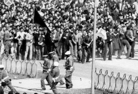 Иако су демонстрације започете и координиране у главном граду, у Приштини, њима су захваћени готово свих већи градови у овој јужној српској покрајини. Слика 2: Демонстрације у Приштини марта 1981.