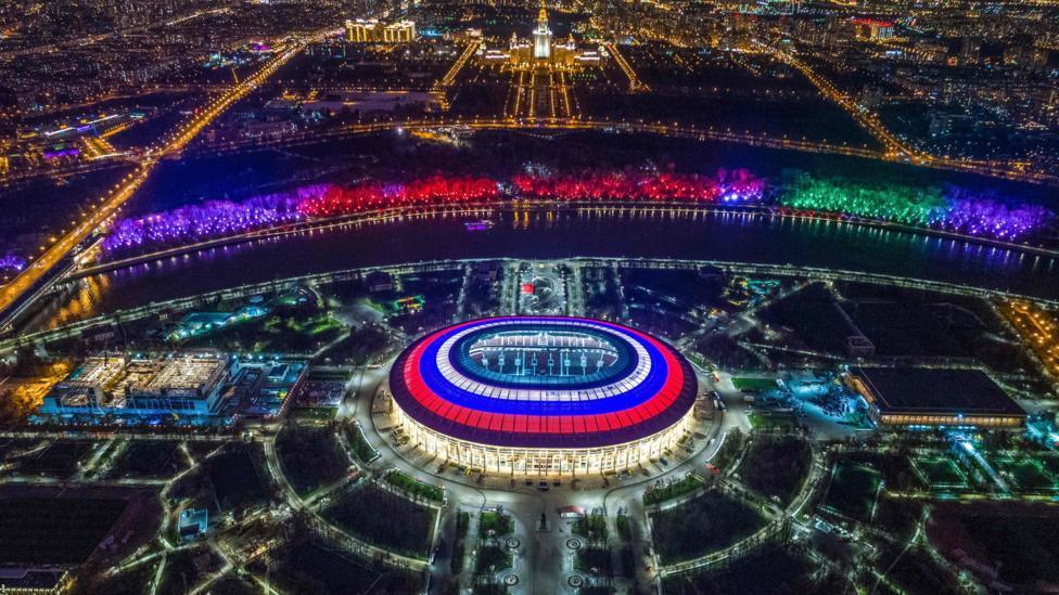 Σε 11 πόλεις, 12 γήπεδα και δύο ηπείρους το φετινό Μουντιάλ Είναι η πρώτη φορά που η Ρωσία θα φιλοξενήσει το κορυφαίο τουρνουά, ενώ θα είναι επίσης το πρώτο Παγκόσμιο Κύπελλο που θα διεξαχθεί σε