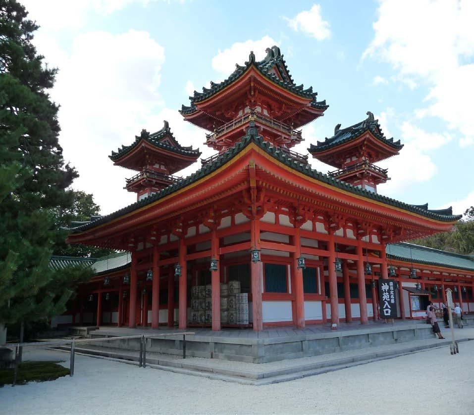 Βρίσκεται στην περιοχή Shibuya, οι εργασίες κατασκευής ξεκίνησαν το 1915 και ολοκληρώθηκαν το 1921, ενώ ο περιβάλλων χώρος διαμορφώθηκε στην σημερινή του μορφή το 1926.