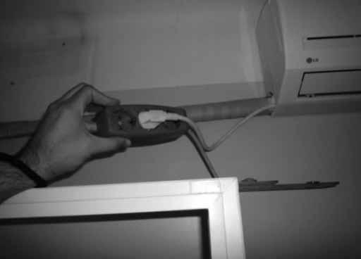 Слика 2 Уколико су на вратима разводног ормана инсталиране неке електричне компоненте (најчешће главни прекидач разводног ормана), може се десити да услед квара на некој од тих компоненти врата дођу