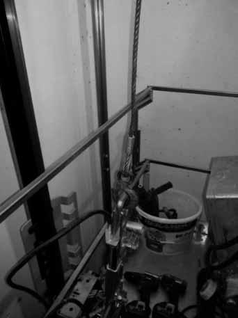 на врху кабине лифта са прописаном оградом тако да је елиминисана могућност пада у дубину и монтери лифтова не