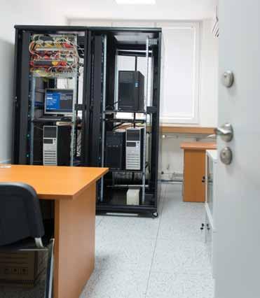 ГРУПА ЗА ИНФОРМАЦИОНЕ ТЕХНОЛОГИЈЕ Модернизација опреме и простора Oсавремењивање LAN и WAN мреже и нова системска сала Интерна комуникациона мрежа је осавремењена увођењем приступа интернету велике