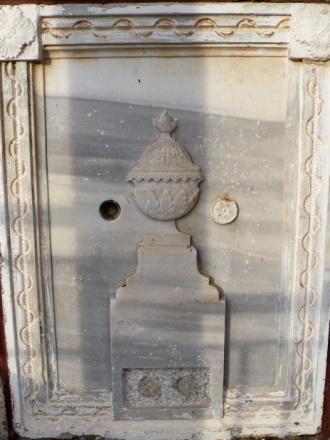 Ακόμη και σήμερα μπορούμε να δούμε μαρμάρινα τεμάχια με ανάγλυφα από το Εσκί Τζαμί στην εξωτερική τοιχοποιία του ναϋδρίου.