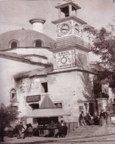 Ernest Hebrard κατά την επίσκεψή του στις Σέρρες γύρω στα 1920 [7]. Εικ. 7: Ο πύργος με το ρολόι στη ΝΑ γωνία ήταν μεσοπολεμική προσθήκη. Κάτω ακριβώς από το ρολόι διαφήμιση ρολογιών Ωμέγα.