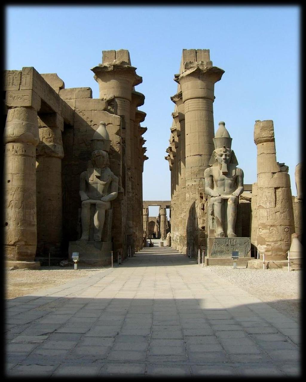 Ναός στο Λούξορ Louxor_cour_Ramses_IILouxor cour Ramses II by Neithsabes - travail personnel Casio EX-S500.