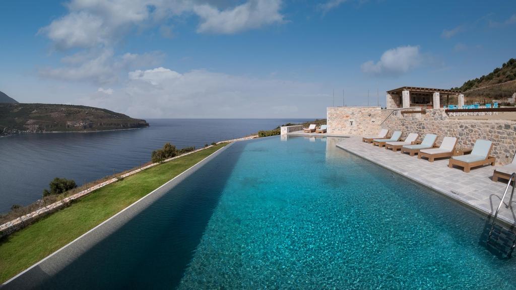 INFINITY POOL Ατενίστε το βαθύ μπλε του κόλπου του Οιτύλου και την απεραντοσύνη της θάλασσας