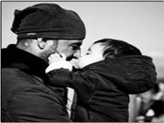 Εμβολιασμός σε παιδιά μετακινούμενων πληθυσμών Refugee father plays with son in Lesvos, A.