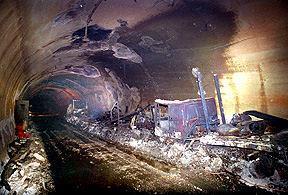 269 πιάσει φωτιά. Στη συνέχεια προσπάθησε να οδηγήσει το τρένο μέχρι την έξοδο της σήραγγας, αλλά η βλάβη που είχε προκαλέσει η πυρκαγιά ανάγκασε το τρένο να ακινητοποιηθεί εντός της σήραγγας.