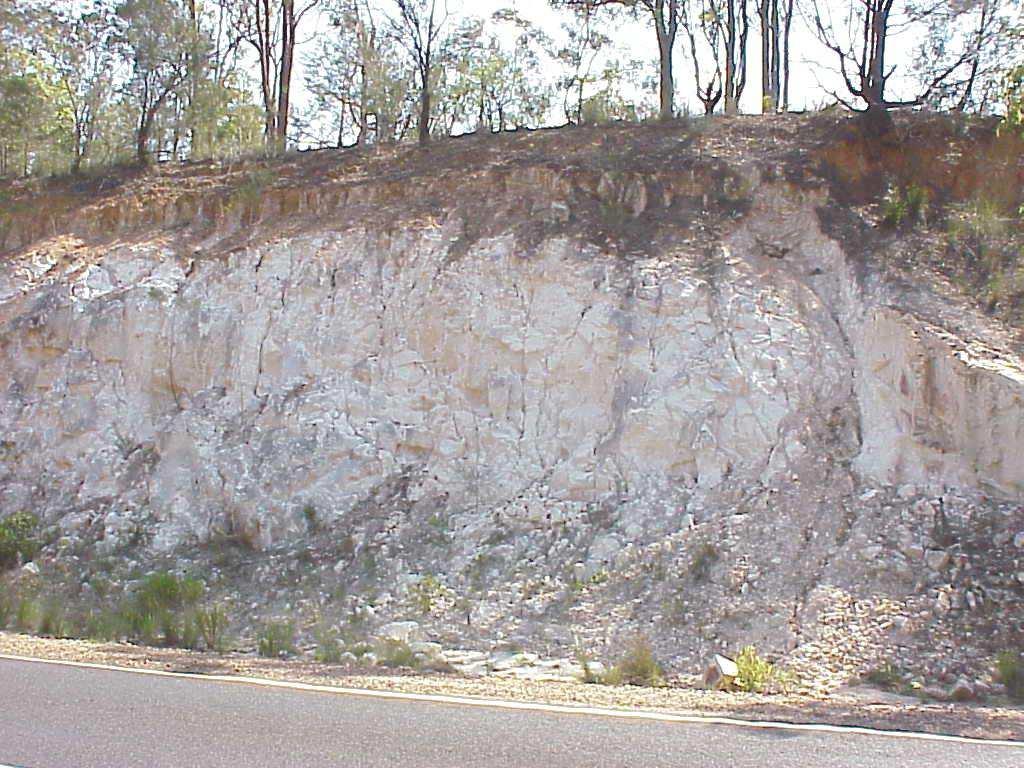 ZEMLJA CRLJENICA (TERRA ROSA) kaolin, tinjci, kvarc±hematit, getit, plagioklas, K-feldspat,