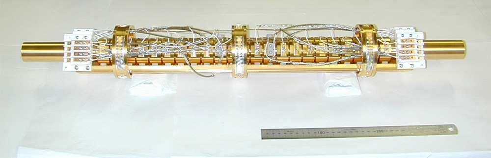 s s t 1 ér t r P t tr s é tr s è on axis [V] Potential φ 0-200 B field -400-600 -800 Potential on electrodes electron well positron well -1000-600 -500-400 -300-200 -100 0 100 200 300 5 4 3 2 1 0