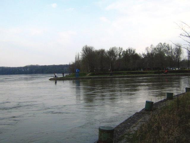 који се простире на подручју Бачке снабдева се водом преко два водозахвата на Дунаву: Бездан и Богојево.