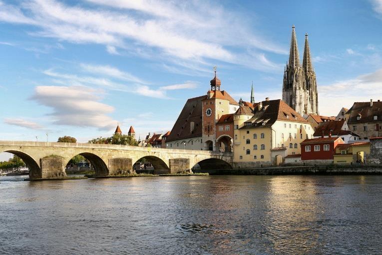 εκκλησία Kapelle Wurzburg, το Ροκοκό κτήριο που συνεδριάζουν τα σωματεία της πόλης και θα περπατήσουμε. στην παλιά γέφυρα που είναι στολισμένη με αγάλματα αγίων.