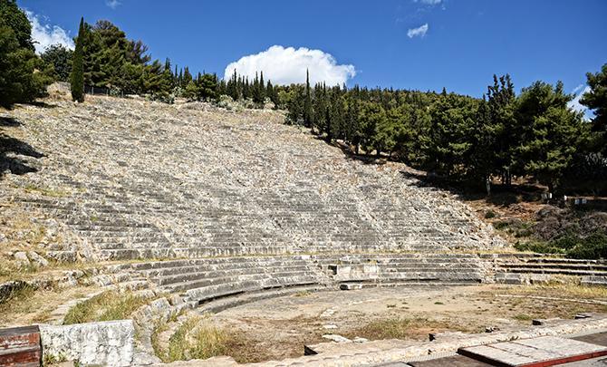 Εικόνα 3.2.: Aρχαίο Θέατρο Άργους σήμερα Τα κύρια μέρη του αρχαίου ελληνικού θεάτρου είναι η σκηνή, η ορχήστρα και το κοίλον (εικόνα 3.3.).