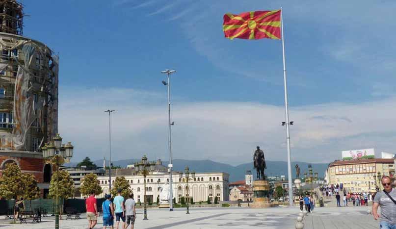 4 AKTUALE NJË LETËR E NËNSHKRUAR NGA 30 KONGRESMENË Identiteti i pandarë Ivanovi nuk heq dorë nga Bogovi Shkup, 7 maj - Banka Popullore e Maqedonisë nuk duhet të lihet pa guvernator, pasi kjo do të