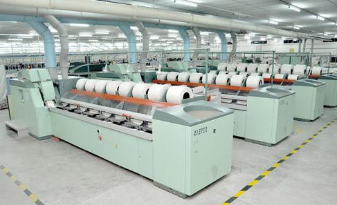 1.6.2.4 Χτένισμα (Combing) Το χτένισμα του βαμβακιού αποσκοπεί στην βελτίωση της ποιότητας της πρώτης ύλης και περιλαμβάνεται στην διαδικασία νηματοποίησης πεννιέ.