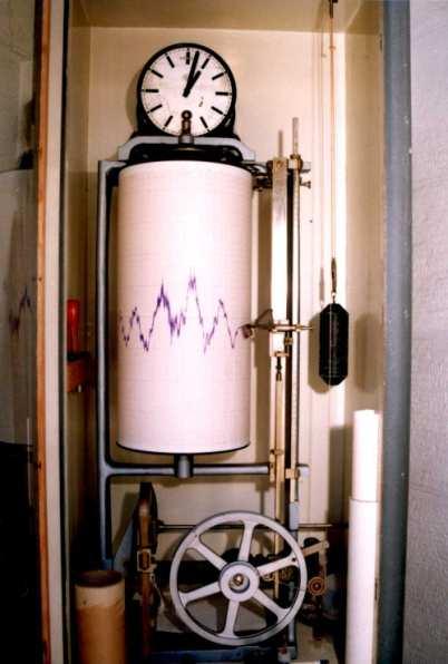 Tlačni mareograf beleži vrednosti tlaka v morju direktno z merjenjem tlaka na določeni globini ali pa meri ravnotežni tlak s pomočjo t.i. sistema mehurčkov ("bubble pressure gauge").