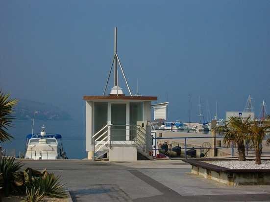 V Kopru je leta 005 obnovljen mareograf, ki je opremljen z GPS-sprejemnikom.
