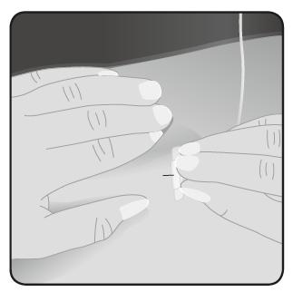 8 Vbodite iglo Z dvema prstoma oblikujte kožno gubo in vbodite iglo v podkožno tkivo. Pritrdite iglo na kožo Po potrebi uporabite gazo in lepilni trak ali prozorni obliž, da se igla ne premakne.