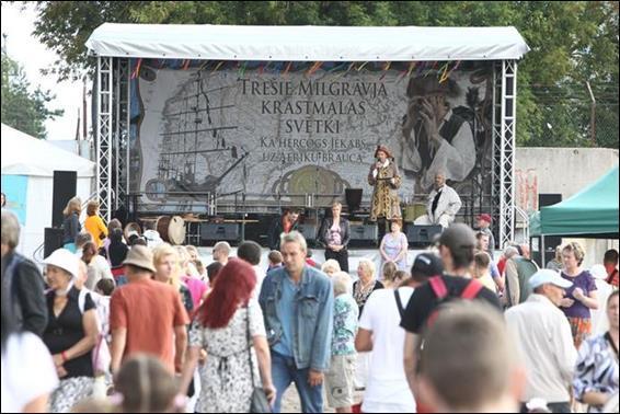 4.attēls. Trešo Mīlgrāvja krastmalas svētku apmeklētāji. Galvenā skatuve. bērnu rotaļu laukums. Bērnu laukuma centrā izvietots stilizēts kuģis ar mastiem, kapteiņa kabīni un klāju.
