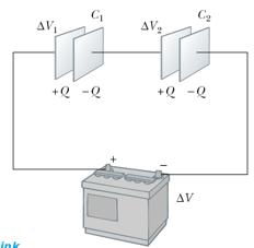 Serijsko spajanje kondenzatora u strujnom krugu Za razliku od paralenog spoja, gdje je razlika potencijala na svakom pojedinačnom kondenzatoru međusobno jednaka, i jednaka ukupoj razlici potencijala