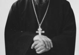 Ro en je na Veliki ~etvrtak, 1957. godine u Srebrenici. Jo{ kao de~ak odlu~io je da `ivot posveti slu`ewu Bogu.