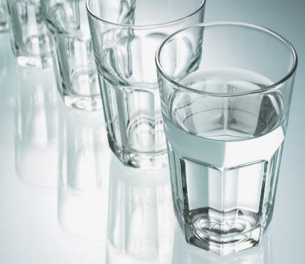 =2600 ٠ 0,0027 = 7,02 Маса прозорског стакла износи око 7 килограма. 6. Маса чаше са водом износи 55. Маса празне чаше је 5. Колико износи маса воде у чаши?
