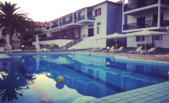 Hotel Aperiton 3* Το Aperitton Hotel βρίσκεται στη Χώρα της Σκοπέλου και προσφέρει κλιματιζόμενα δωμάτια με επιπλωμένο μπαλκόνι που βλέπει στο Αιγαίο ή τους κήπους.