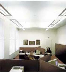 Slika 3.10: Primer razsvetljave v laboratoriju za kemijo Svetilke v teh laboratorijih omogočajo dobre vizualne pogoje za vsako klop v učilnici. 3.7 PISARNE Za klasični tip biroja (pisarno) je značilno, da je razporeditev miz orientirana pravokotno na steno z oknom.
